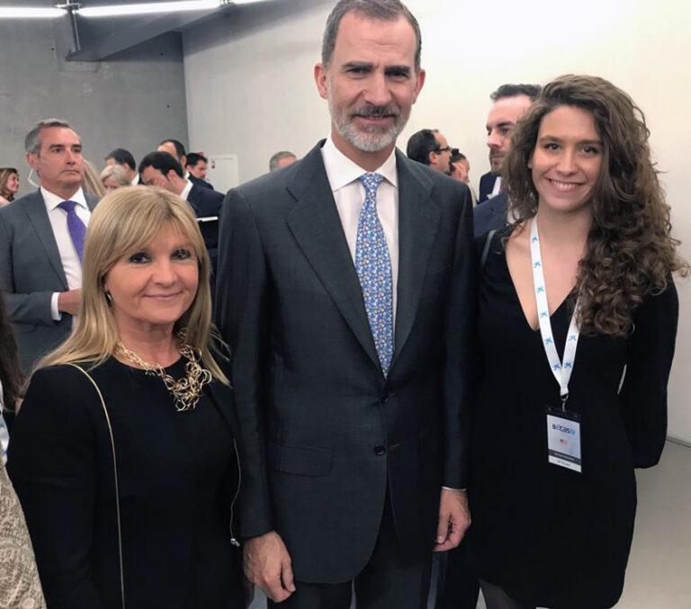 The ”la Caixa” Foundation scholarship ceremony, in Madrid in 2018 (L to R): Irene’s mother Elisenda Peradejordi Cantallops, Irene, and King Felipe VI of Spain